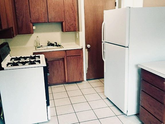 Kitchen - Comes with gas stove and refrigerator