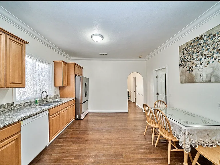 3326 Barnes Ave — Photo 5