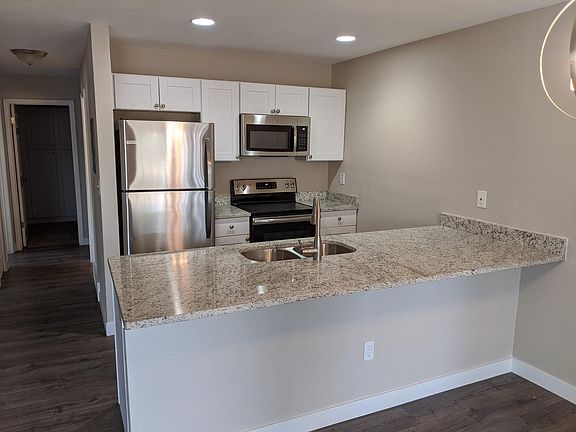 Kitchen, granite counters, new stainless appliances.