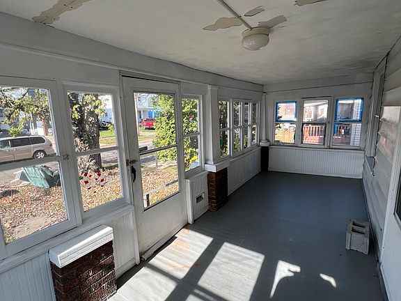 2nd image of 2927 Caroline Ave