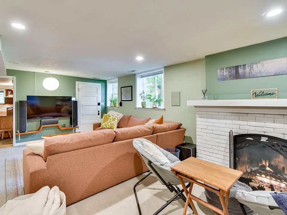 1370 E Butler Ave #ID1613686P