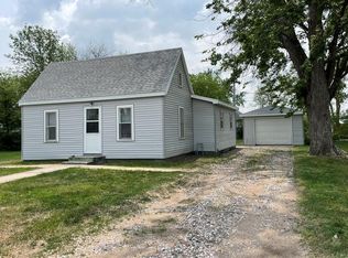 415 W 10th St, Wood River, NE 68883