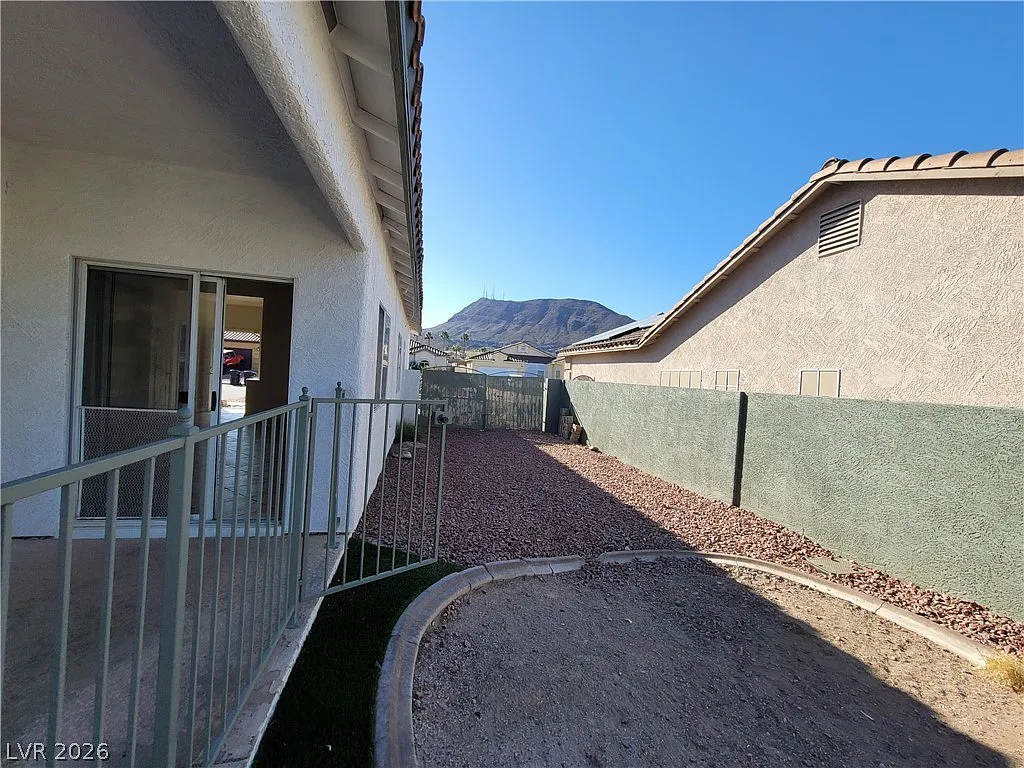 3 bed, 2.0 bath, 1411 sqft, $2,374 — Photo 4