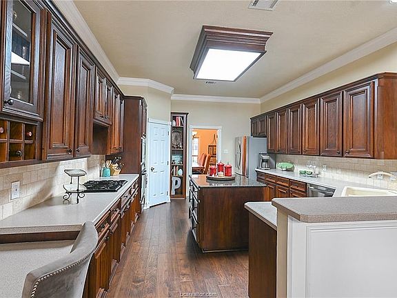 5th image of 9214 Lake Forest Ct N