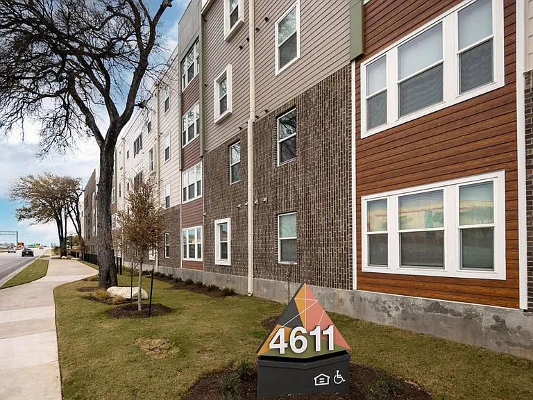 4611 N Interstate Hwy — Photo 3