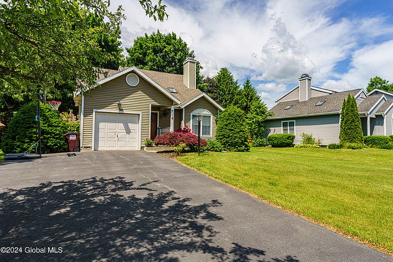 3rd image of 18 Mapleridge Avenue