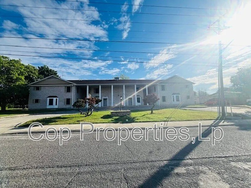 2 bed, 1.5 bath, 1000 sqft, $1,200 — Photo 1