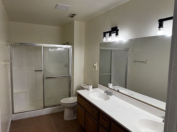 5th image of 16280 Jasmine St