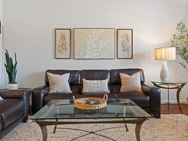 3 bed, 2.0 bath, 1427 sqft, $4,300 — Photo 4