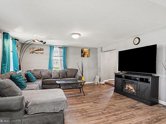 5th image of 400 Ross Ave