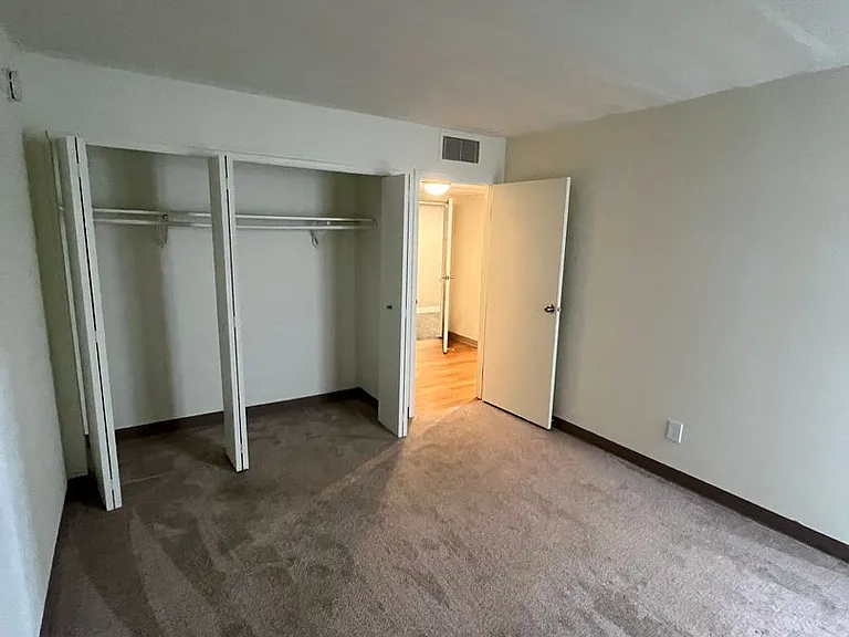 Sycamore Place Apartments — Photo 29