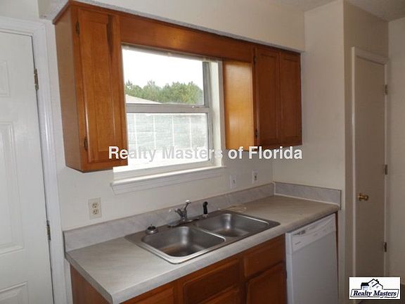 5th image of 408 Pine Crescent Way