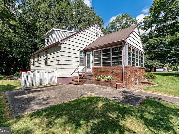 5th image of 2251 E Chestnut Ave