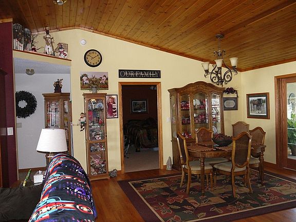 Dining area w/vaulted ceilin