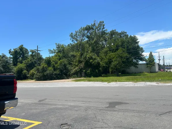 1708 Mantou St, Pascagoula, MS 39567