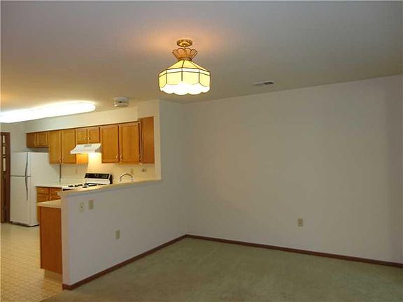 5th image of 102 Redmont Pl