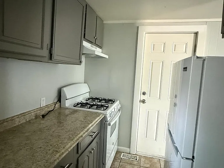 802 S Logan Ave — Photo 3