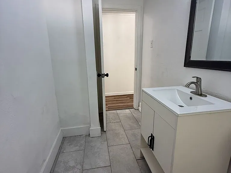806 Armory Dr #B — Photo 17
