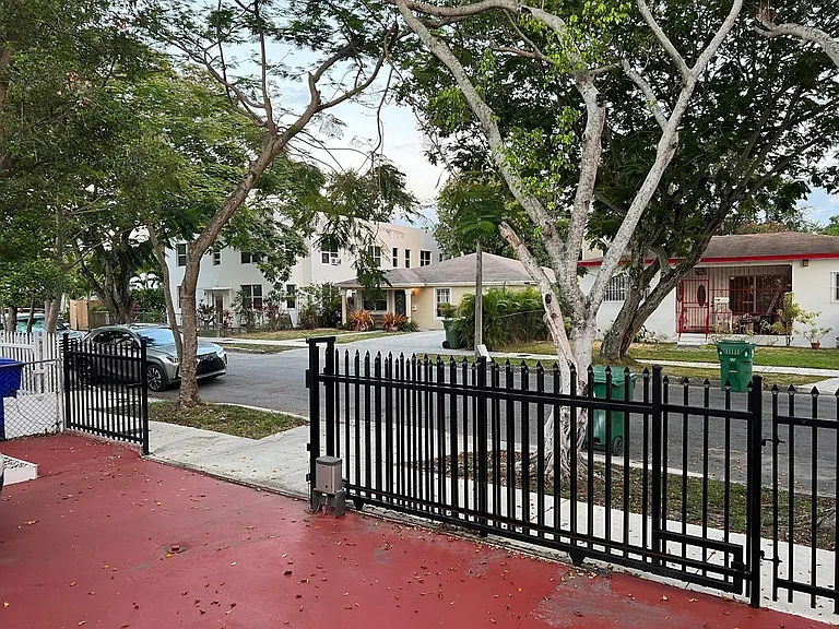 45 NE 50th St — Photo 34