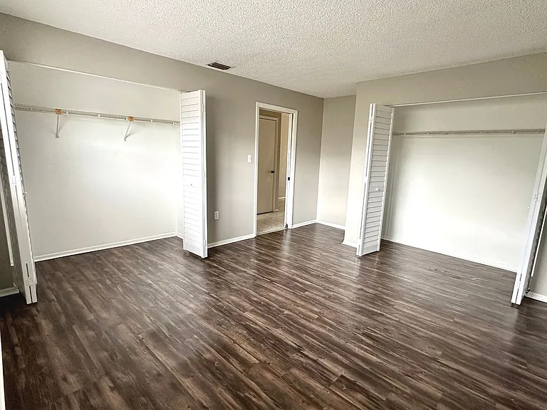1767 Leo Ln S — Photo 10