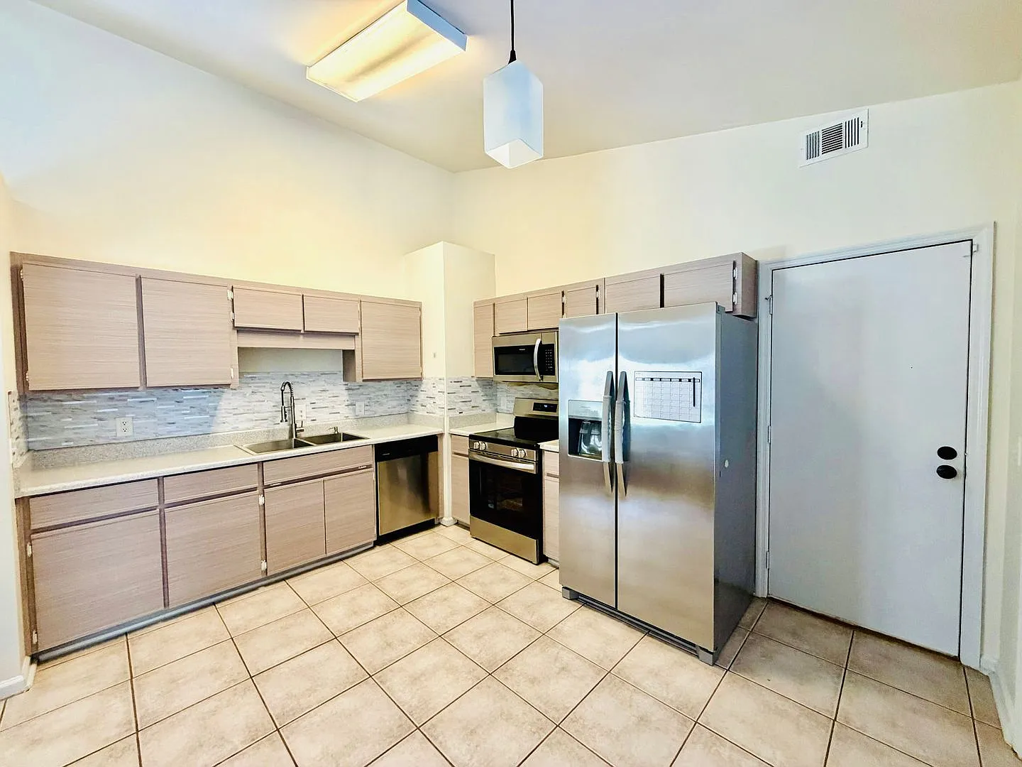 3 Bed 2 Bath Home Located Off Quacco Road In Savannah! Available Now!! $1,000 Off First Full Mont... — Photo 3