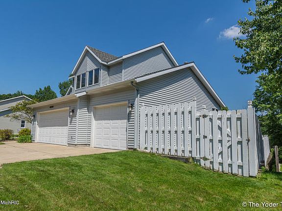 3rd image of 6200 Viewpoint Dr NE