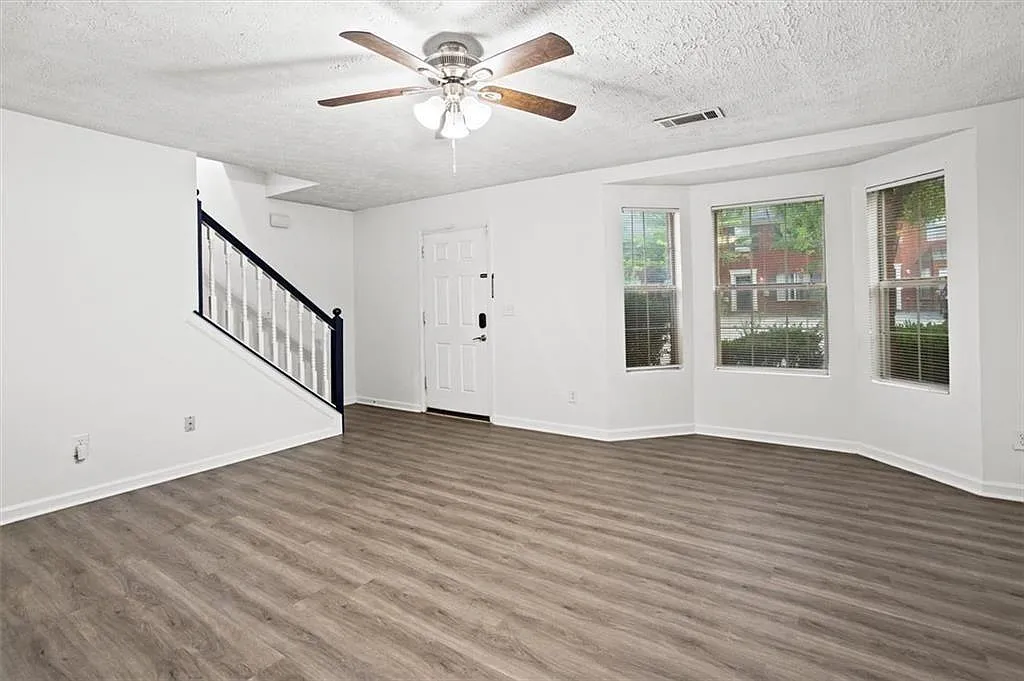3 bed, 2.5 bath, 1372 sqft, $1,700 — Photo 4