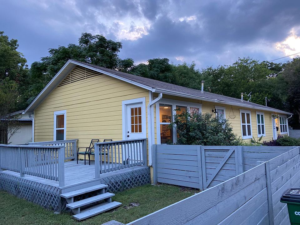 Charming North Loop Duplex with fenced yard and deck
