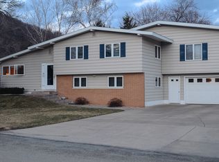 1071 Shorewood Dr, La Crosse, WI 54601