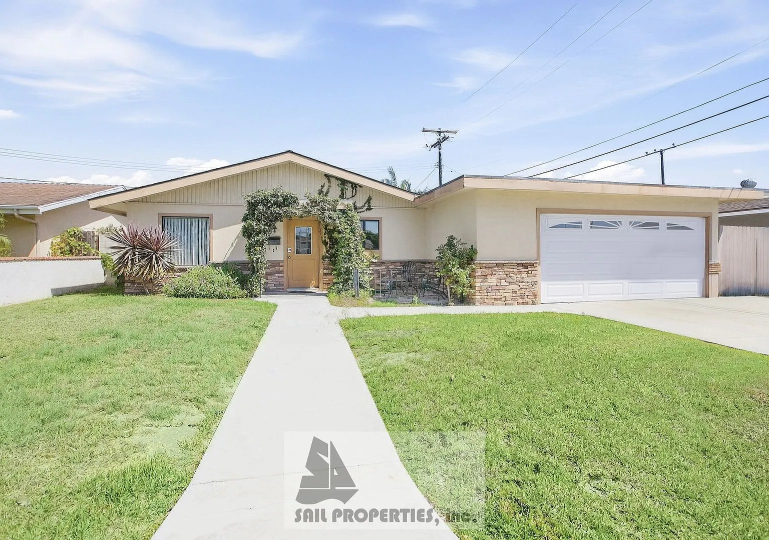 Charming and move-in ready home in Huntington Beach — Photo 1