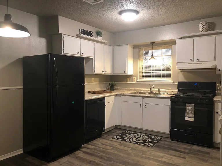 1203 E Pecan St — Photo 9