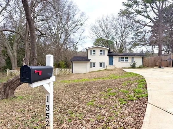 1352 N Hicks Cir NW, Conyers, GA 30012