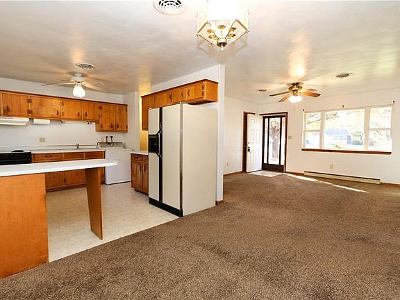 3rd image of 414 Pearl Cir