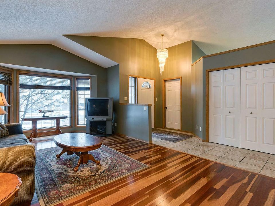 51 E Robinson Dr, Okotoks, AB T1S 1M6 Zillow