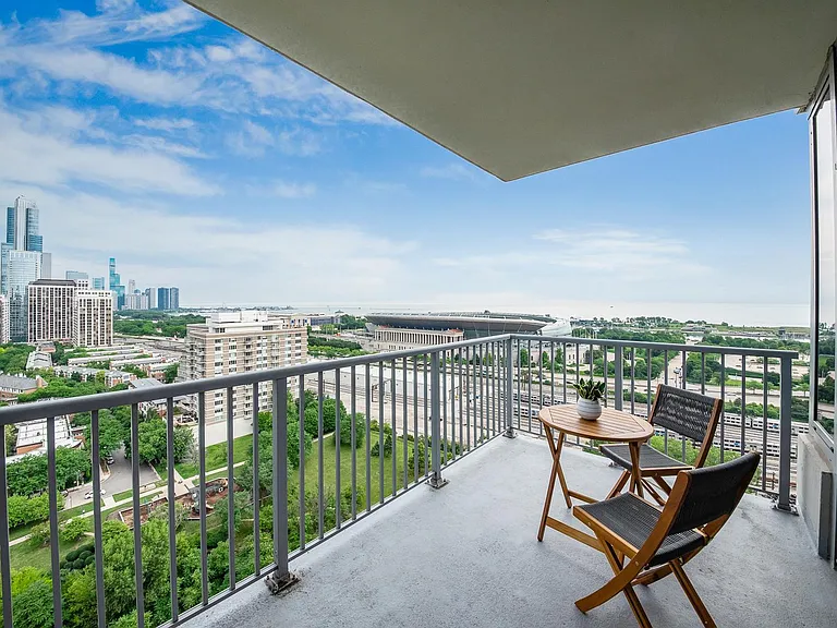 1600 S Prairie Ave #1902 — Photo 9
