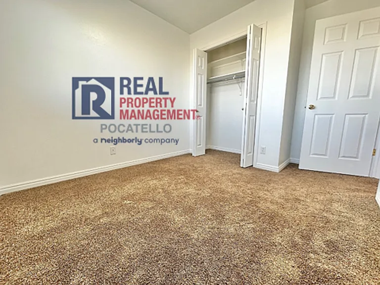 1596 Dustin Cir #C — Photo 10
