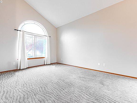 4th image of 712 SE 72nd Ave