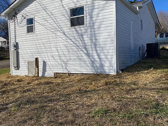 3rd image of 836 W Emerald Ave