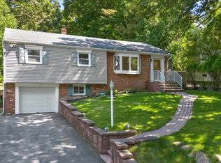 10 Iroquois Ave, Oakland, NJ 07436