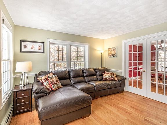 3rd image of 33 Lombard Ave