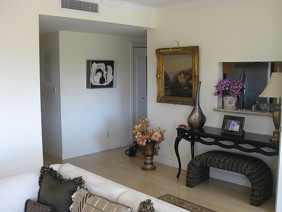 5th image of 4200 Hillcrest Dr APT 511