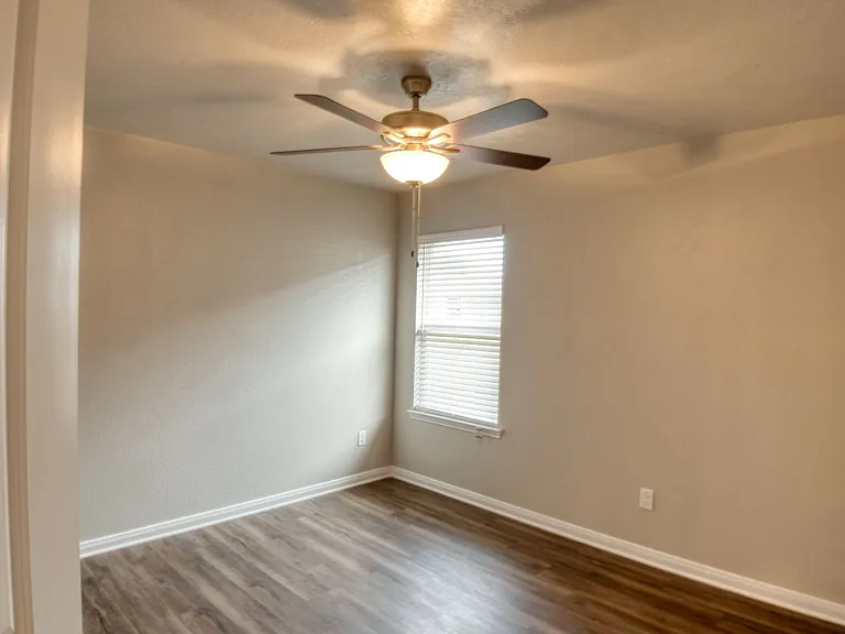 2202 John Ross Ct — Photo 9