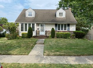 102 Schumacher Dr, New Hyde Park, NY 11040