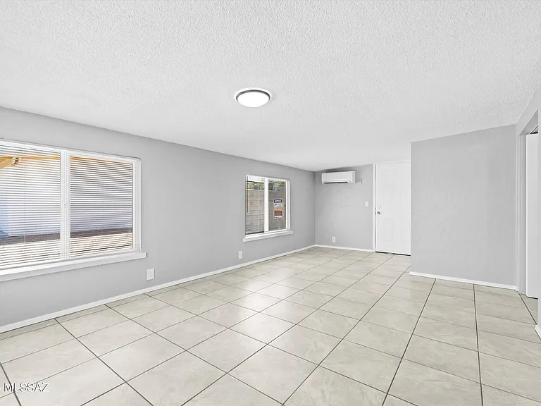 202 S Avenue C — Photo 13