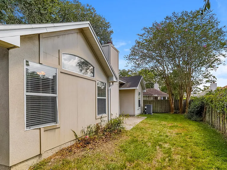 265 Maplewood Dr — Photo 16