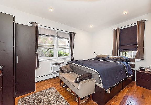 2nd image of 25-02 Crescent St #1B