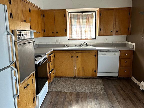 5th image of 930 N Douglas Ave