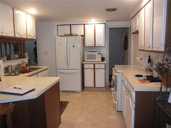 5th image of 1055 Grace St