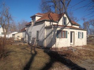 113 N Church Ave, Hills, MN 56138