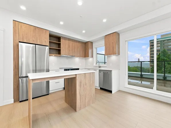 82 1st St #423, New Westminster, BC V3L 2G1
